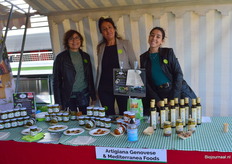 Marika Amadori, Isabella Monticelli en Sofia Anastasi bij Artigiana Genovese. Zij lieten proeven van onder meer diverse bio-pestovarianten. 